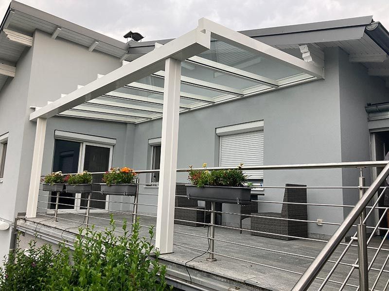 Terrassenüberdachung in Weiß mit Glasdach