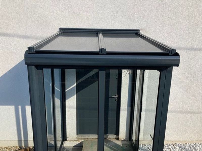 Hauseingang mit Vordach und Seitenwänden aus Glas