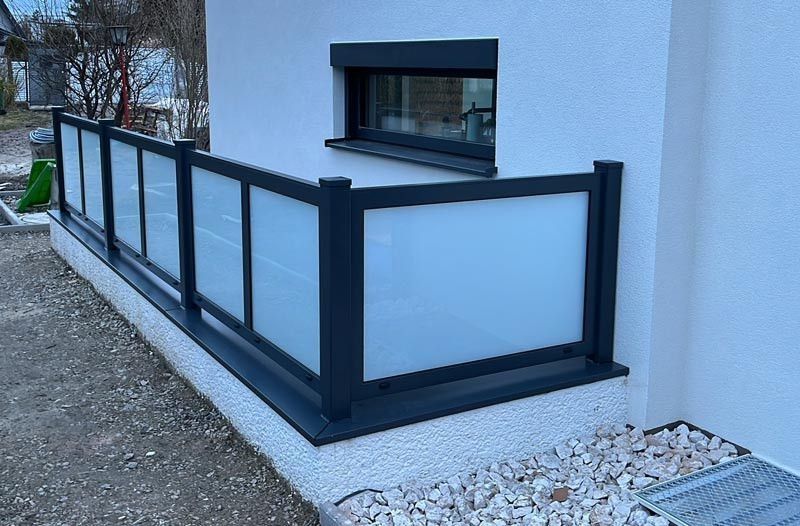 Absturzsicherung an einer Kellertreppe mit Milchglas