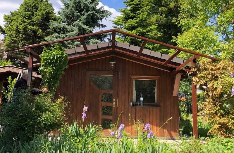 Alu-Pergola vor einem Gartenhaus