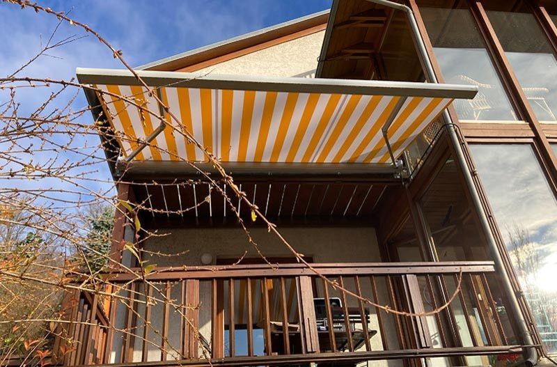 Kassetten-Markise mit Funkantrieb ausgefahren von unten - Komplettansicht