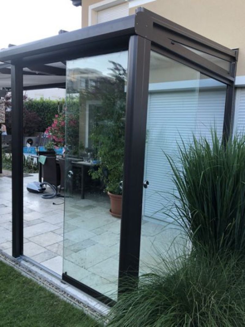 Terrassendach mit einer Sonnenschutzfolie im Dachglasbereich