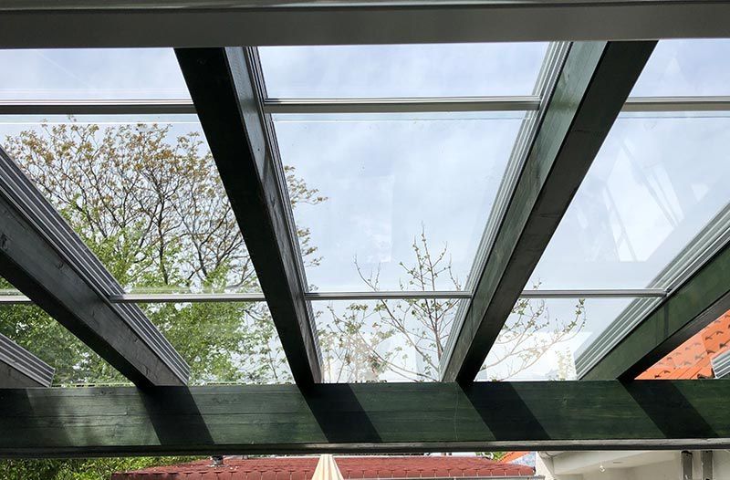 Holz-Pergola mit Vitello Flex Glasschiebedach von unten