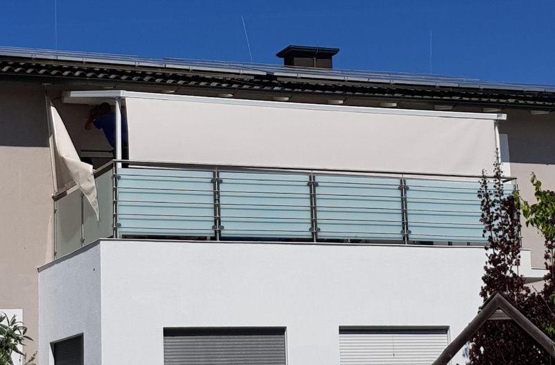 Dachterrasse mit ausgefahrener Pergola-Markise