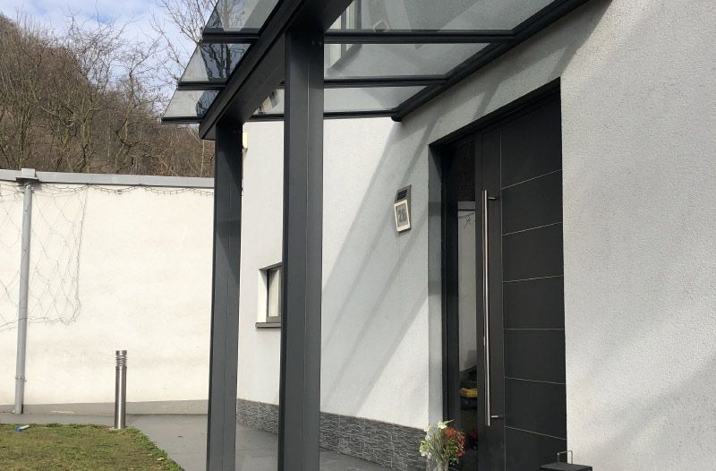 Eingangsüberdachung mit Glasdach im Detail
