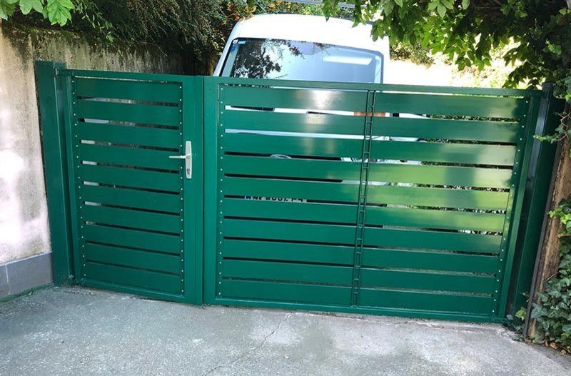 Sanierung Einfahrtstor aus Aluminium in Grün