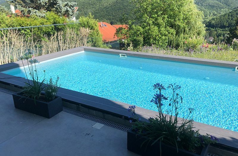Poolumrandung mit WPC-Dielen