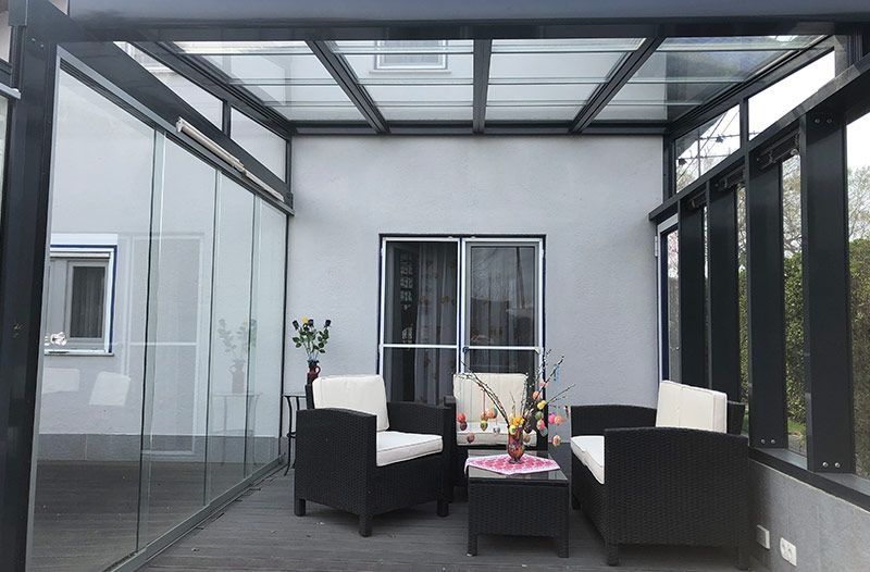 Sommergarten mit seitlichen Nurglas-Schiebewänden von unten