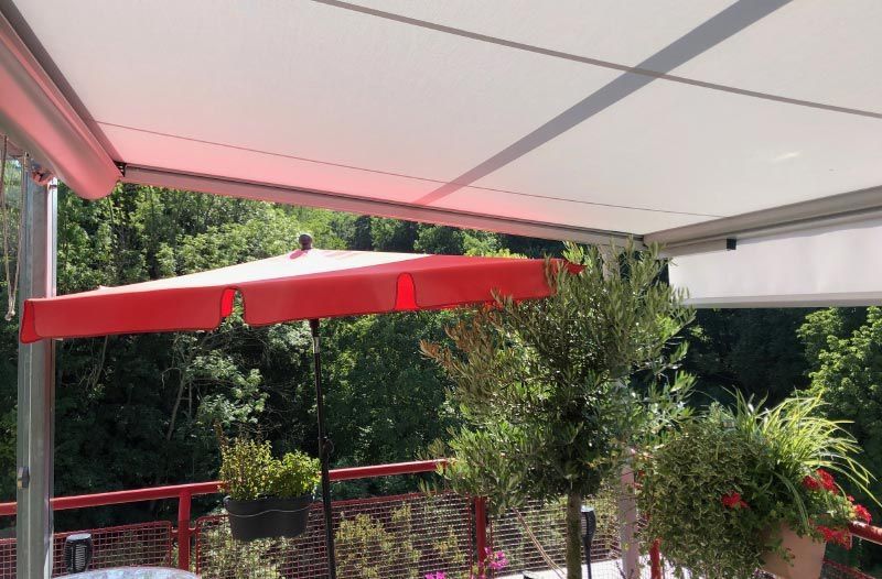 Pergola-Markise an einer Glas-Überdachung von unten