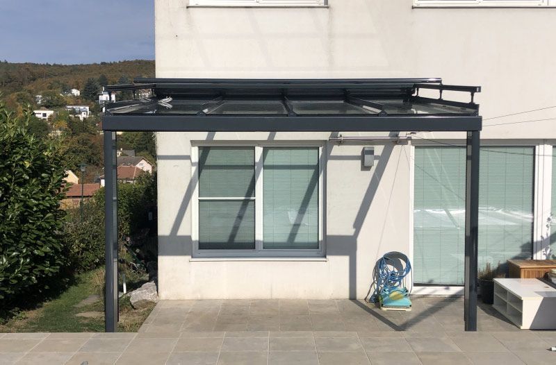 Aluminium Terrassendach mit einer motorisierten Dachmarkise von vorne