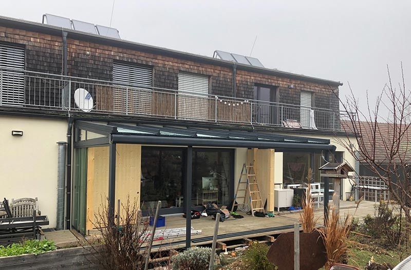 Terrassendach und seitlichen Nurglasschiebewänden