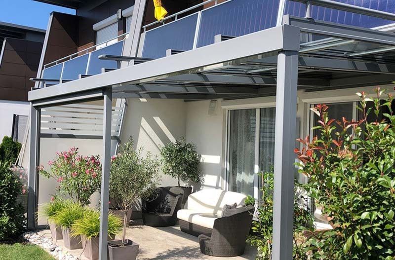 Terrassendach mit seitlichem Sichtschutz, einer vertikalen Zip-Markise und einer Aufdach-Markise