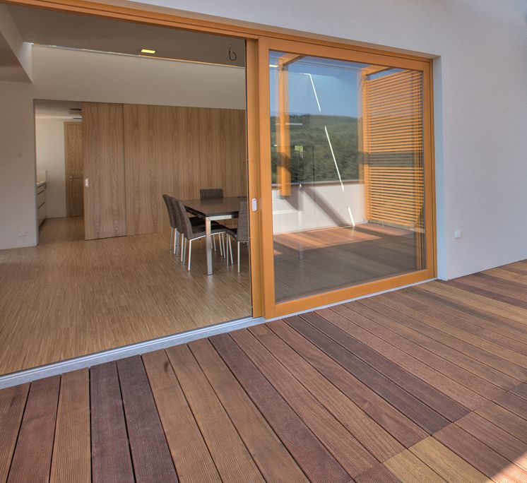 Große Schiebetürenglasfront mit Holzrahmen