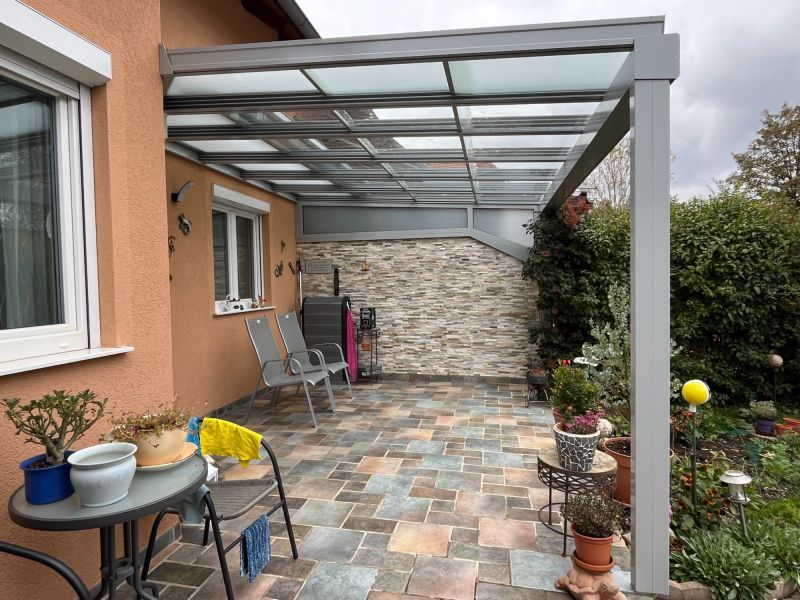 Terrassenüberdachung mit Aufdach-Markise an einem Haus