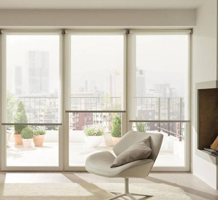 Sonnenschutz vor einer Fensterfront