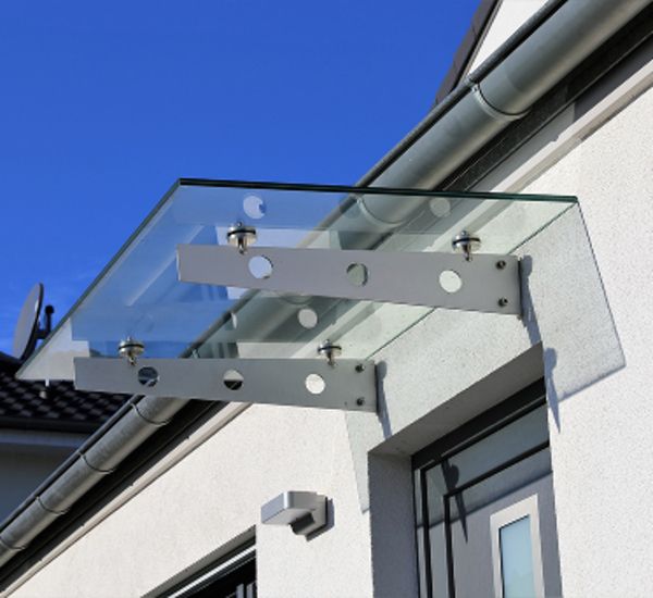 Glas-Vordach über einem Hauseingang