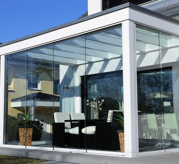 Moderner Wintergarten mit Glasfronten